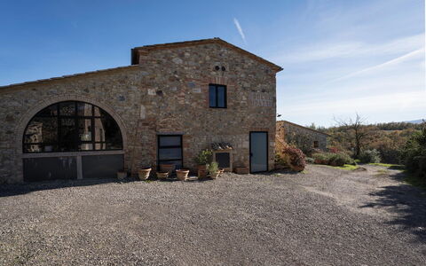 Alice - Podere Ribatti - Casole D'elsa, Toscana: Himmel, Ejendom, Plante, Vindue, Bygning, Sky, Land Lot, Vejbelægning, Landskab, Facade