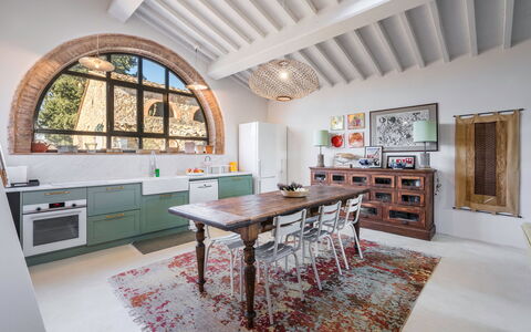 Alice - Podere Ribatti - Casole D'elsa, Toscana: Møbel, Ejendom, Bord, Cabinetry, Countertop, Træ, Bygning, Køkken, Skuffe, Stol