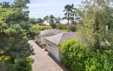 Rother - 50M from the Sea: Tag, Hjem, Dør, Sommerhus, Skygge, Sidespor, Gård, Estate, Backyard