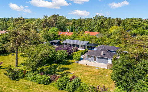 Rother - 50M from the Sea: Tag, Hjem, Dør, Sommerhus, Skygge, Sidespor, Gård, Estate, Backyard