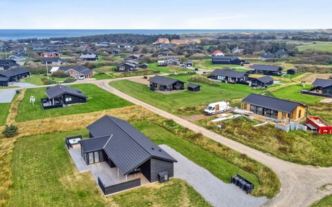 Alea - 800M from the Sea: Møbel, Indretning, Gulvbelægning, Træ, Etage, Loft, Trægulve, Stol, Bord, Belysning