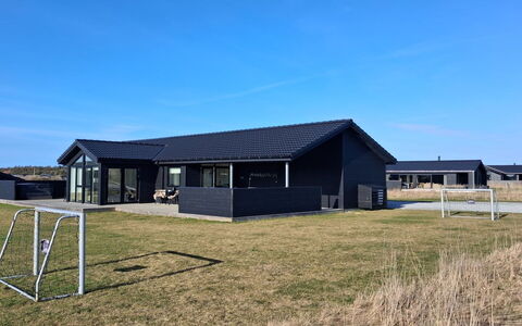 Alea - 800M from the Sea: Møbel, Indretning, Gulvbelægning, Træ, Etage, Loft, Trægulve, Stol, Bord, Belysning