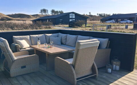 Alea - 800M from the Sea: Møbel, Indretning, Gulvbelægning, Træ, Etage, Loft, Trægulve, Stol, Bord, Belysning