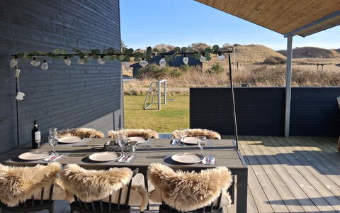 Alea - 800M from the Sea: Møbel, Indretning, Gulvbelægning, Træ, Etage, Loft, Trægulve, Stol, Bord, Belysning