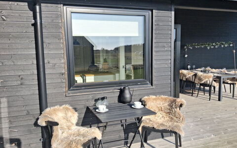 Alea - 800M from the Sea: Møbel, Indretning, Gulvbelægning, Træ, Etage, Loft, Trægulve, Stol, Bord, Belysning