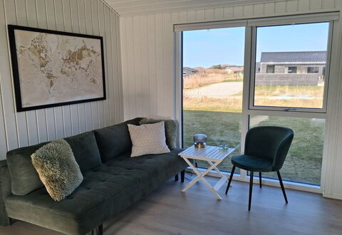 Alea - 800M from the Sea: Gulvbelægning, Etage, Møbel, Indretning, Stue, Trægulve, Bejdse, Hårdttræ, Lampe