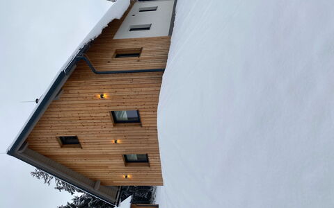 Muhu: Himmel, Bygning, Træ, Vindue, Hus, Træ, Gadebelysning, Facade, Tag, Sidespor