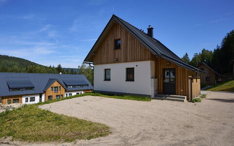 Muhu: Himmel, Plante, Bygning, Vindue, Sky, Træ, Hus, Land Lot, Sommerhus, Sidespor