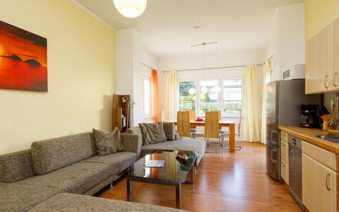 Muschel: Møbel, Cabinetry, Ejendom, Couch, Bord, Indretning, Orange, Etage, Skuffe, Stue