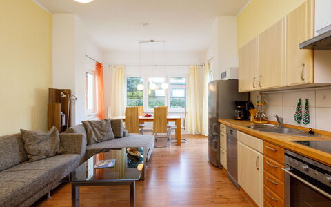 Muschel: Cabinetry, Møbel, Couch, Countertop, Skuffe, Træ, Indretning, Etage, Gulvbelægning, Køkken