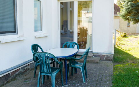 Muschel: Plante, Bord, Ejendom, Møbel, Vindue, Bygning, Stol, Azure, Skygge, Window Blind