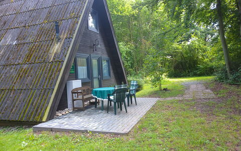 Marie: Plante, Træ, Skygge, Bord, Land Lot, Himmel, Udendørs Møbler, Græs, Sommerhus, Naturlige Landskab
