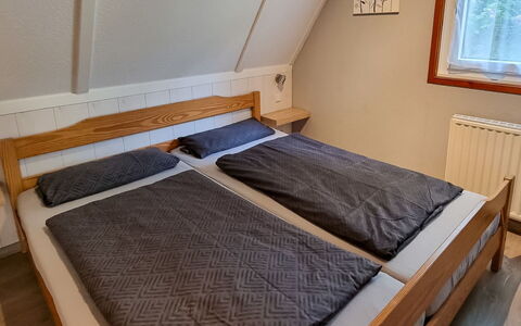 Marie: Ejendom, Komfort, Vindue, Bygning, Træ, Bed Frame, Hus, Seng, Indretning, Pude