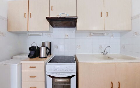 Les Mathes 300: Køkken Apparat, Større Bandage, Cabinetry, Countertop, Køkken, Træ, Møbel, Håndvask, Gulvbelægning, Indretning