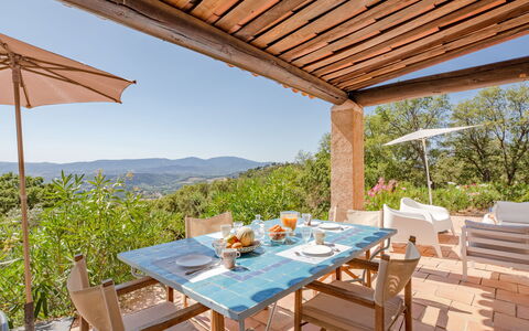 Le Clos D'Estelle: Sky, Himmel, Bord, Ejendom, Daytime, Bordservice, Møbel, Plante, Mad, Azure