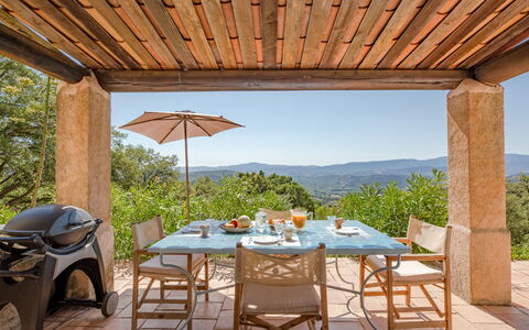 Le Clos D'Estelle: Sky, Himmel, Bord, Ejendom, Daytime, Bordservice, Møbel, Plante, Mad, Azure