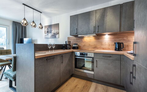 Viehhofen 100: Cabinetry, Countertop, Møbel, Håndvask, Køkkenvask, Komfur, Vindue, Tap, Køkken, Træ