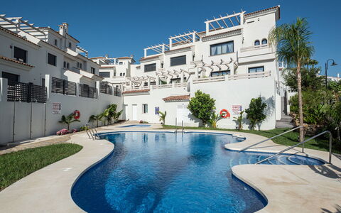 Campanario Townhouse: Vand, Himmel, Plante, Bygning, Svømmepøl, Azure, Vindue, Træ, Ejerlejlighed, Fritid