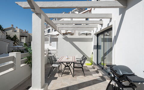 Campanario Townhouse: Ejendom, Bygning, Møbel, Himmel, Bord, Stol, Skygge, Træ, Veranda, Gulvbelægning