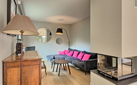 Villa la Rose des Sables: Møbel, Bord, Komfort, Bygning, Træ, Lampe, Indretning, Hus, Couch, Gulvbelægning