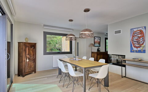 Villa la Rose des Sables: Bord, Møbel, Ejendom, Stol, Træ, Indretning, Etage, Gulvbelægning, Dør