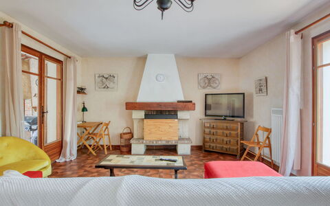 L'Arbousier: Møbel, Billedramme, Bord, Bygning, Træ, Vindue, Stol, Cabinetry, Indretning, Etage