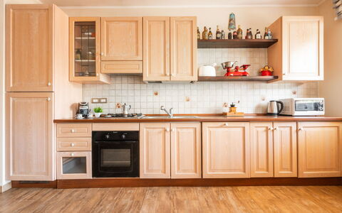 Rifugio a Tisiddu: Brun, Cabinetry, Countertop, Ejendom, Køkken, Komfur, Træ, Husholdningsapparat, Køkken Apparat, Gulvbelægning