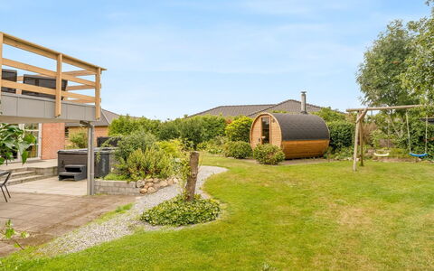 Elaine - 350M from the Sea: Møbel, Indretning, Gulvbelægning, Træ, Etage, Loft, Trægulve, Stol, Bord, Belysning