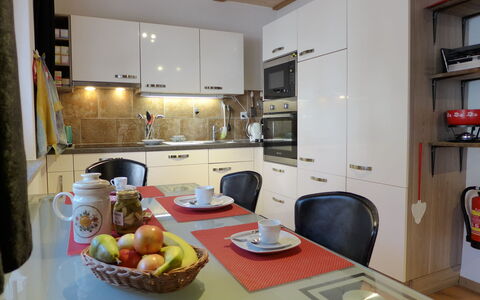 Tilia: Ejendom, Cabinetry, Mad, Countertop, Bordservice, Bord, Køkken, Indretning, Træ, Køleskab