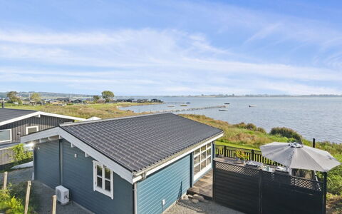 Gyrth - 20M to the Fjord: Blå, Busk, Sommerhus, Bunddække, Have, Estate, Skygge, Landscaping, Stuehus, Eco Hotel