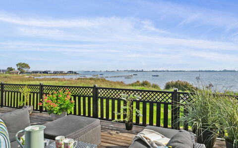 Gyrth - 20M to the Fjord: Blå, Busk, Sommerhus, Bunddække, Have, Estate, Skygge, Landscaping, Stuehus, Eco Hotel