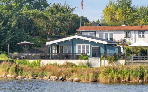 Gyrth - 20M to the Fjord: Blå, Busk, Sommerhus, Bunddække, Have, Estate, Skygge, Landscaping, Stuehus, Eco Hotel
