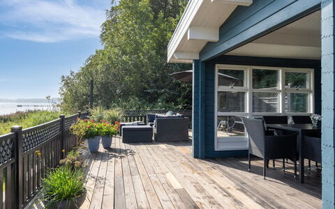 Gyrth - 20M to the Fjord: Blå, Busk, Sommerhus, Bunddække, Have, Estate, Skygge, Landscaping, Stuehus, Eco Hotel