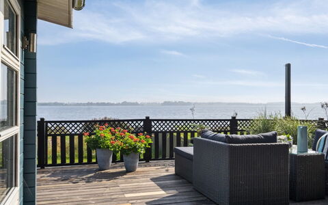 Gyrth - 20M to the Fjord: Blå, Busk, Sommerhus, Bunddække, Have, Estate, Skygge, Landscaping, Stuehus, Eco Hotel