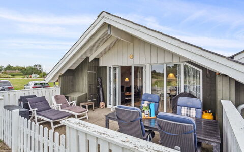 Rohan - 2.2Km from the Sea: Tag, Hus, Hjem, Sommerhus, Dør, Sidespor, Dæk, Veranda, Planke, Hårdttræ