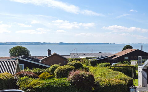 Kerstin - 400M from the Sea: Tag, Hjem, Dør, Sommerhus, Skygge, Sidespor, Gård, Estate, Backyard