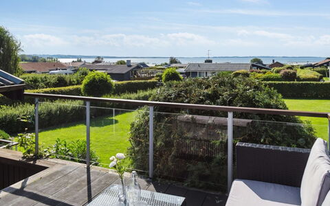 Kerstin - 400M from the Sea: Tag, Hjem, Dør, Sommerhus, Skygge, Sidespor, Gård, Estate, Backyard