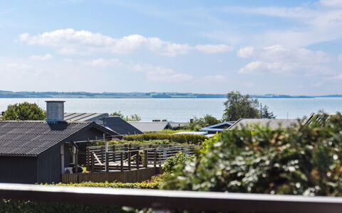 Kerstin - 400M from the Sea: Tag, Hjem, Dør, Sommerhus, Skygge, Sidespor, Gård, Estate, Backyard