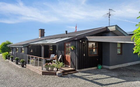 Kerstin - 400M from the Sea: Tag, Hjem, Dør, Sommerhus, Skygge, Sidespor, Gård, Estate, Backyard