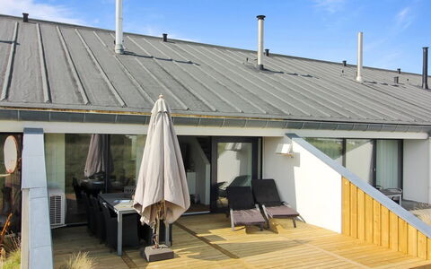 Virpi - 1Km from the Sea: Tag, Skygge, Dagslys, Sidespor, Udendørs Struktur, Planke