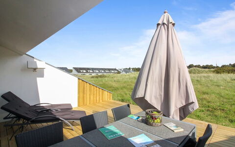 Virpi - 1Km from the Sea: Træ, Gulvbelægning, Indretning, Etage, Møbel, Trægulve, Værelse, Loft, Bejdse, Hårdttræ
