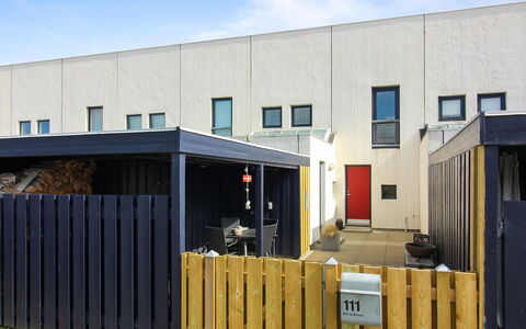 Virpi - 1Km from the Sea: Træ, Gulvbelægning, Indretning, Etage, Møbel, Trægulve, Værelse, Loft, Bejdse, Hårdttræ