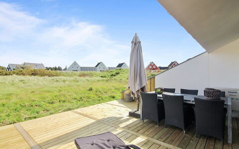 Virpi - 1Km from the Sea: Træ, Gulvbelægning, Indretning, Etage, Møbel, Trægulve, Værelse, Loft, Bejdse, Hårdttræ