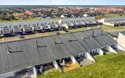 Virpi - 1Km from the Sea: Træ, Gulvbelægning, Indretning, Etage, Møbel, Trægulve, Værelse, Loft, Bejdse, Hårdttræ