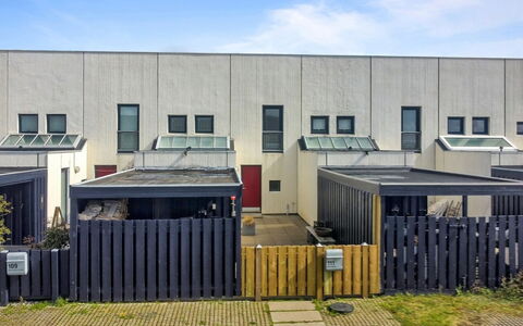Virpi - 1Km from the Sea: Træ, Gulvbelægning, Indretning, Etage, Møbel, Trægulve, Værelse, Loft, Bejdse, Hårdttræ
