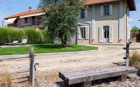 Cascina Basan: Plante, Himmel, Bygning, Ejendom, Vindue, Hus, Udendørs Bench, Træ, Træ, Land Lot