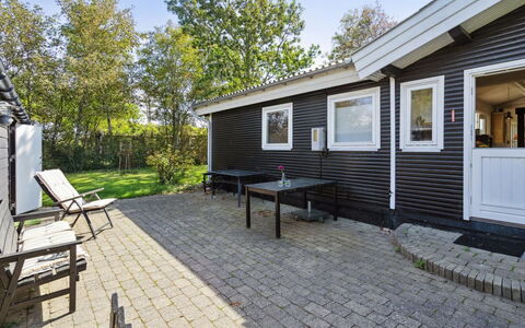 Imma - from the Sea: Hjem, Tag, Hus, Sommerhus, Estate, Dør, Veranda, Sidespor, Stuehus, Skygge
