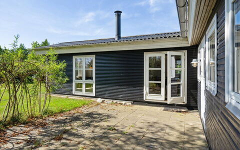 Imma - from the Sea: Hjem, Tag, Hus, Sommerhus, Estate, Dør, Veranda, Sidespor, Stuehus, Skygge