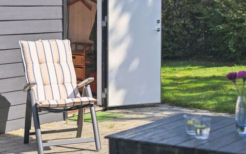 Imma - from the Sea: Hjem, Tag, Hus, Sommerhus, Estate, Dør, Veranda, Sidespor, Stuehus, Skygge