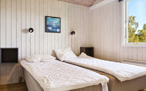 Henryk - 350M from the Sea: Soveværelse, Seng, Træ, Etage, Gulvbelægning, Sengetøj, Sengetøj, Møbel, Indretning, Bed Frame